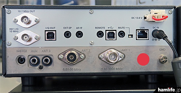IC-R8600の背面。アンテナ端子は0.01～3000MHzに対応したN型、0.01～30MHz対応のM型、RCAジャックの3系統を装備。そのほかLAN、USB、I/Q OUT、10.7MHz OUTなどさまざなま端子がある 