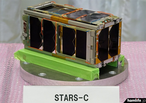 7基の超小型衛星の先陣を切って12月19日にISSから放出される、静岡大学の「STARS-C（はごろも）」（写真(C)JAXA）