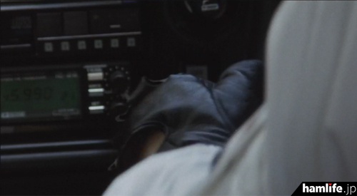 映画の中で一瞬だけ登場したセリカ4WDの車内シーン（拡大）。左にはIC-28が映っているがやや暗い (C)1987 フジテレビ／小学館